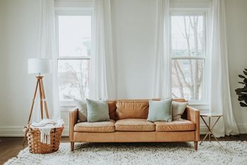 salón de una casa con un sofá marrón